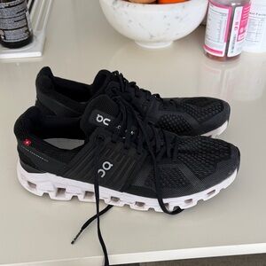 Oncloud men’s size 9 black with white sole